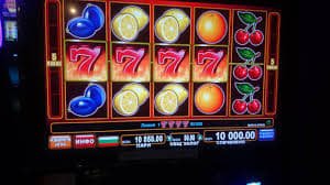 Layar leaderboard turnamen Diamond Empire menampilkan peringkat pemain secara real-time